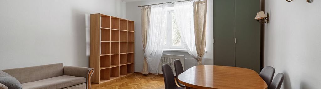 Kameralny, 2-piętrowy blok obok lasu na bemowie.