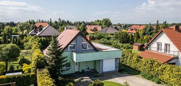 Dom z tarasem i ogrodem w środzie śląskiej