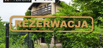 Dom położony na uboczu | kameralna posesja |
