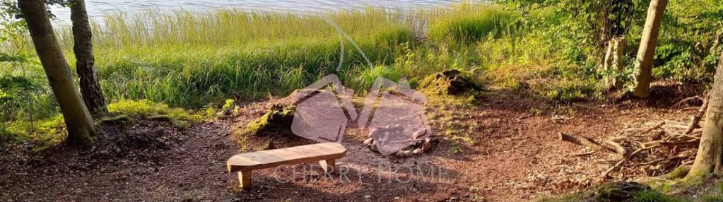 Działka nad brzegiem jeziora z wodą i prądem