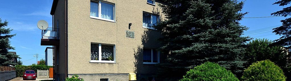 Przytulny dom w pobliżu lasu