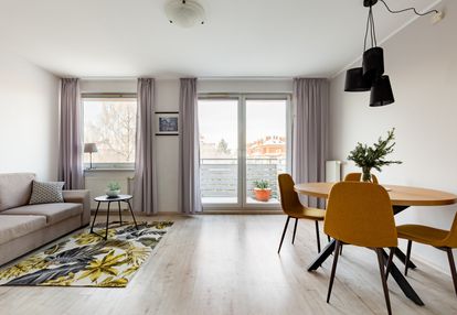 2 pokoje z miejscem w hali garażowej