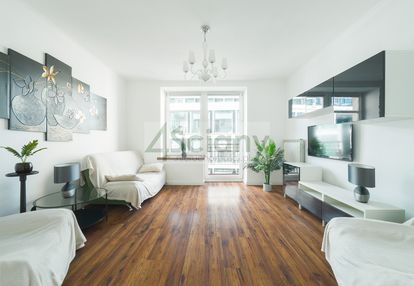 2 pokoje ... bardziej w centrum już się nie da :-)