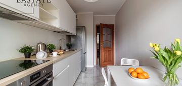 Przy metrze i dwa balkony i dwustronne