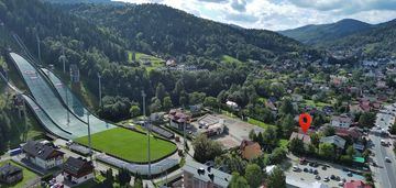 Dom w szczyrku z widokiem na góry i skocznię