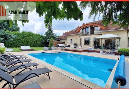 Dom w stylu dworkowym z basenem