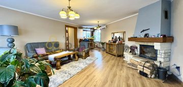 Dom z 2 lokalami usługowymi