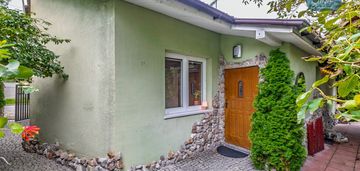 Przytulny dom w mieście – 3 pokoje, ogródek