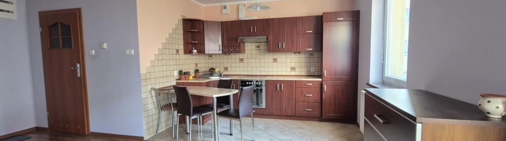 Duża kawalerka w pobliżu szkoły podstawowej nr 2.