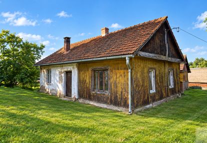 Działka 43,64 ar z drewnianym domem i zabudowaniam