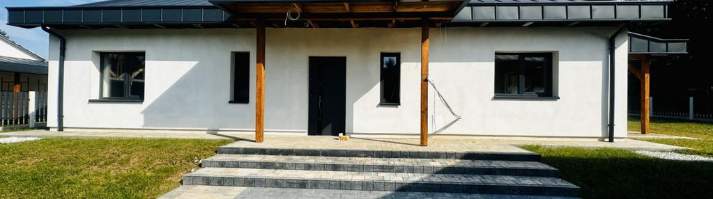 Nowy dom parterowy położony w enklawie leśnej