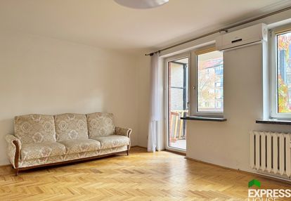 Widne mieszkanie z oddzielną kuchnią i balkonem