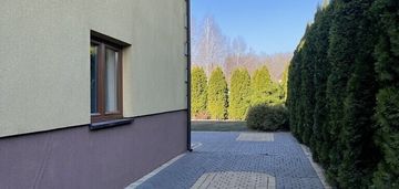 Dom wolnostojący, dwulokalowy z 2 garażami.