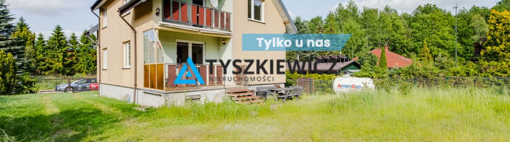 Dom w leśnej enklawie. pij poranną kawę na tarasie