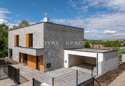 Dom z działką widokową otoczony zielenią