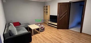 Trzy pokoje z oddzielną kuchnią blisko pałacu