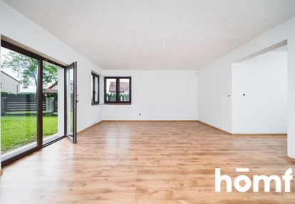 Wykończony przestronny dom z oddzielnym garażem