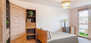 Kawalerka z osobną kuchnią - klimatyzacja - balkon