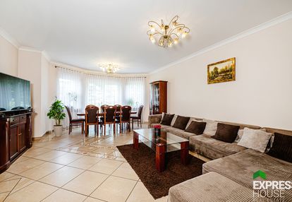 Przestronny dom z dużą działką w dąbrowie