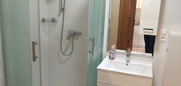 Umeblowana kawalerka z balkonem.