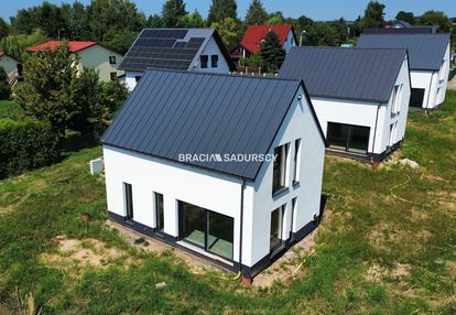 Nowe domy w sąsiedztwie terenów zielonych / ujazd