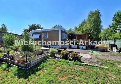 Duża nieruchomość budowlana z domkiem całorocznym