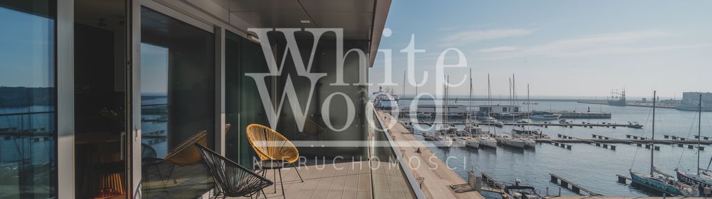 Yacht park,  frontowy widok na marinę.