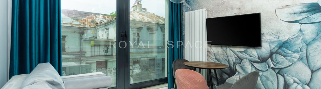 Studio z wydzieloną częścią sypialnianą