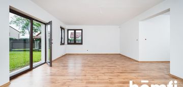 Wykończony przestronny dom z oddzielnym garażem