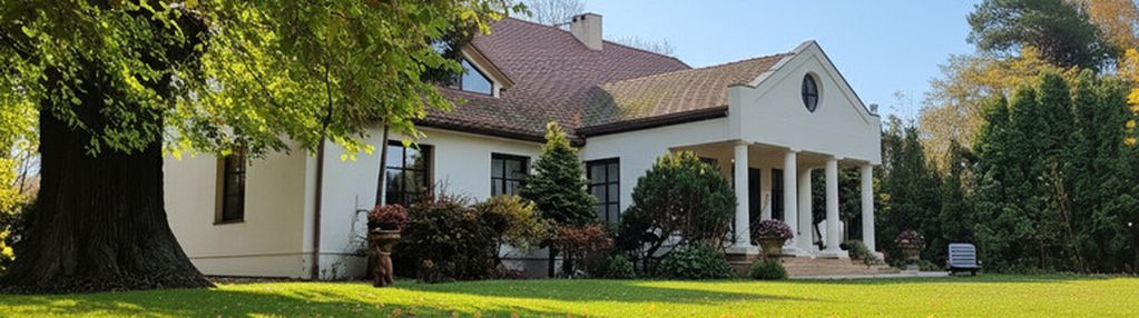 Dworek w klimatycznym otoczeniu starych drzew