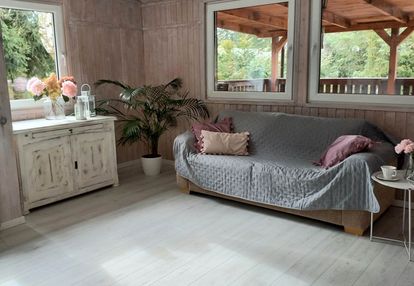 Śliczny domek nad jeziorem do wejścia. obok las!