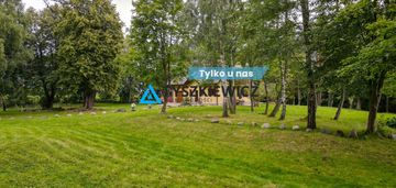 Urokliwy dom w porąbie z własnym stawem
