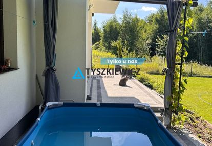 Dom tuż przy lesie.