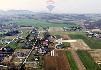 Z widokiem na góry, blisko lasu