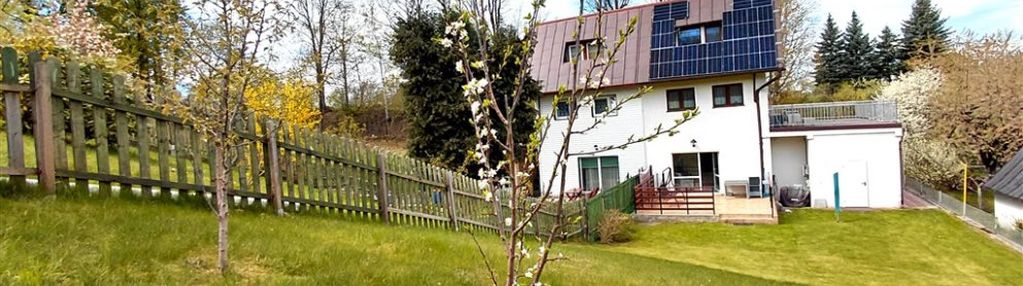 Elegancki dom z ogrodem, garażem i tarasami