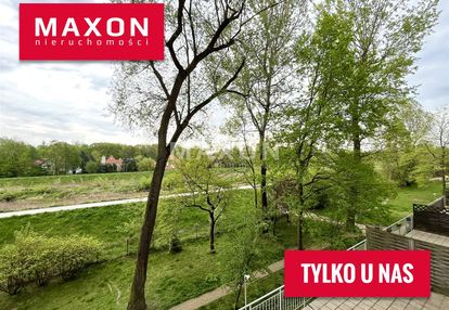 Przestronne mieszkanie z widokiem na rzekę.