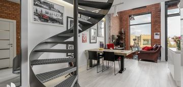 Dwupoziomowy apartament w loftowym stylu