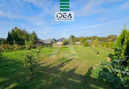 Zagospodarowana działka z nasadzeniami i garażem