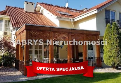 Elegancki dom z basenem w malowniczej okolicy