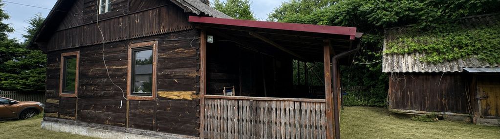 Drewniane siedlisko blisko bugu – długie grzymki