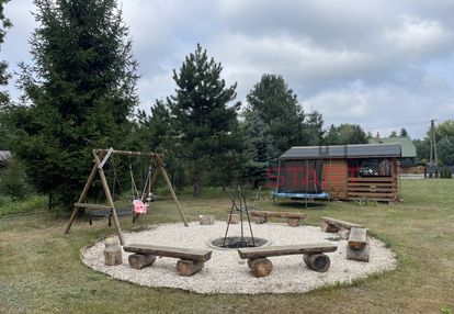 Działka budowlana z domkiem i mediami, ogrodzona.