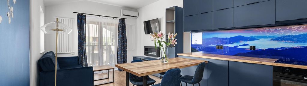 Nowy, dwupoziomowy apartament z domowym spa i klimatyzacją. 5 pokoi.