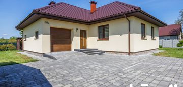 Dom wolnostojący ogrodem oraz tarasem