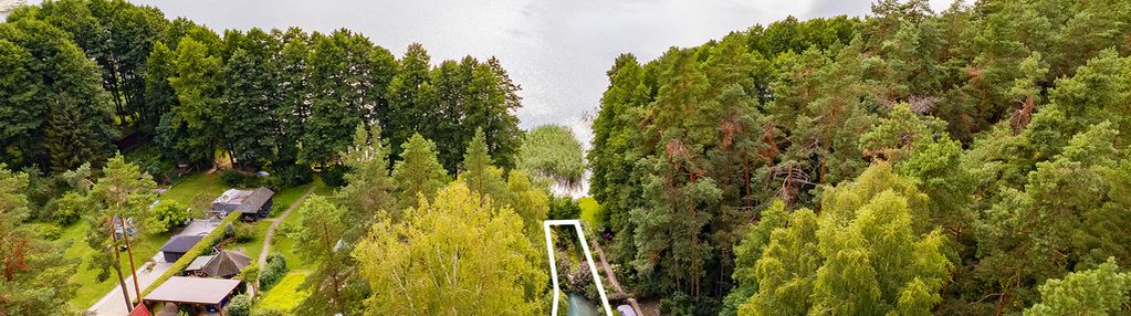 Domek rekreacyjny z linią brzegową jeziora giłwa