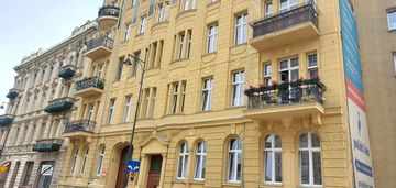 Całkowity koszt z mediami, tv i internem: 3000 zł