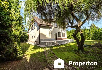 Dom wolnostojący w otoczeniu lasu i zieleni