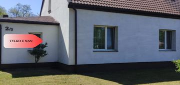 Pół bliźniaka z dużą działką i dwoma garażami.