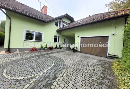 Dom blisko rynku w strumieniu z 2002 roku