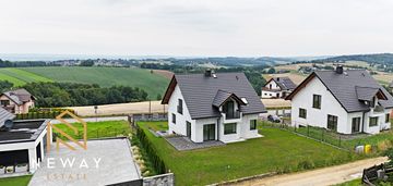 Dom w malowniczej okolicy z widokiem na góry