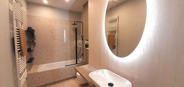 Apartamentowiec: umeblowane, wolne od ręki